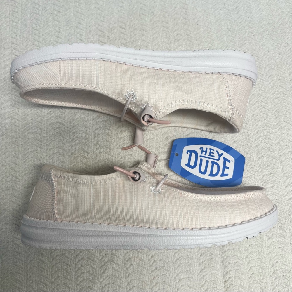 hey dude / wendy star in light pink slip on shoes size 7 womens